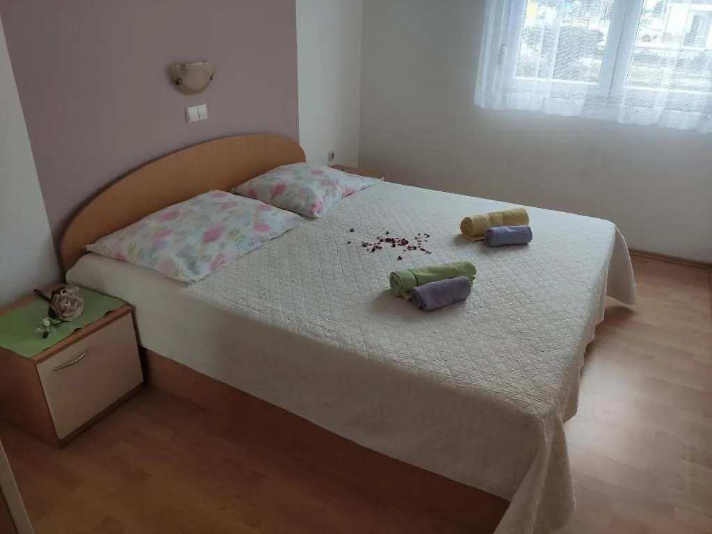Apartment In Lopar With Terrace, Air Conditioning, Wi-Fi, Washing Machine