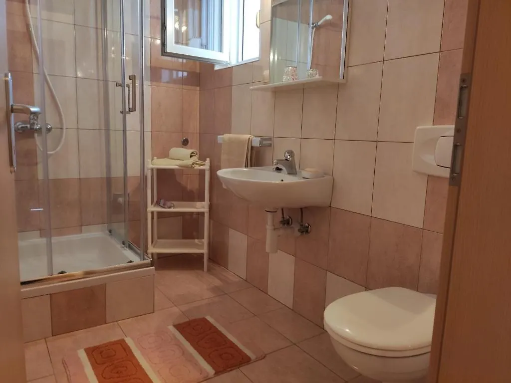 Apartment In Lopar With Terrace, Air Conditioning, Wi-Fi, Washing Machine