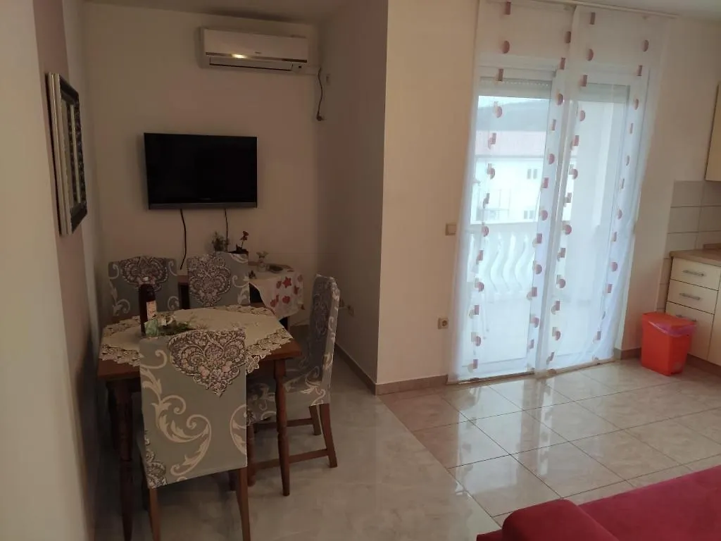 Apartment In Lopar With Terrace, Air Conditioning, Wi-Fi, Washing Machine