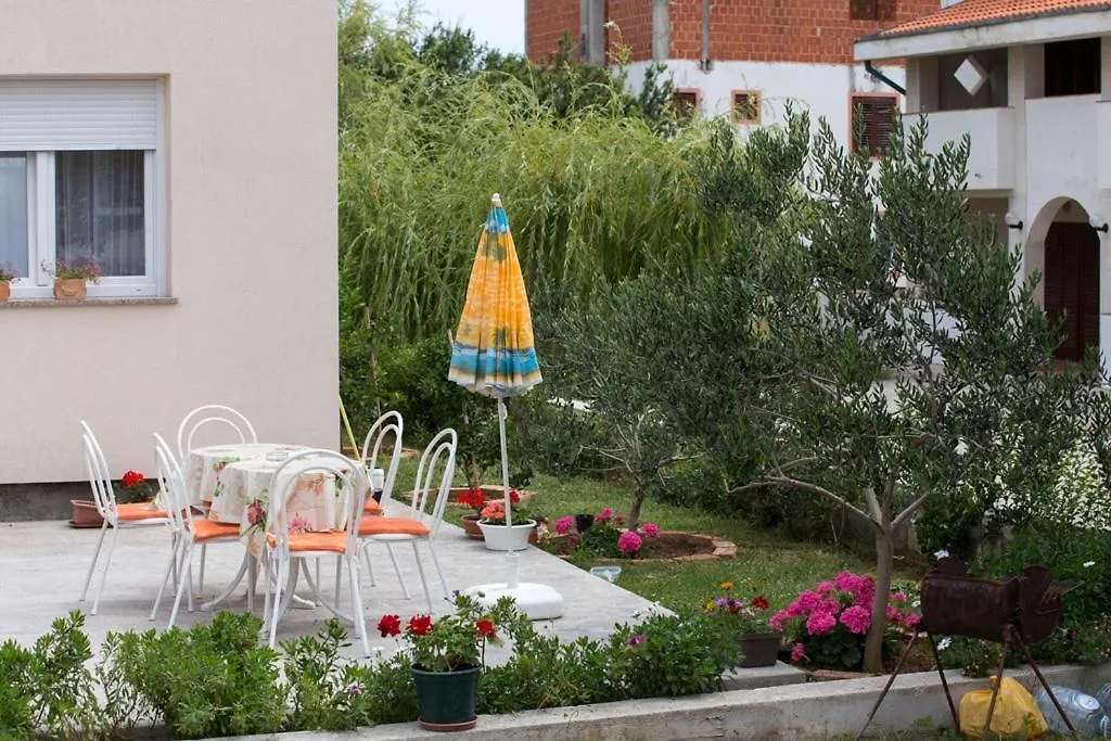 Apartment In Lopar With Terrace, Air Conditioning, Wi-Fi, Washing Machine