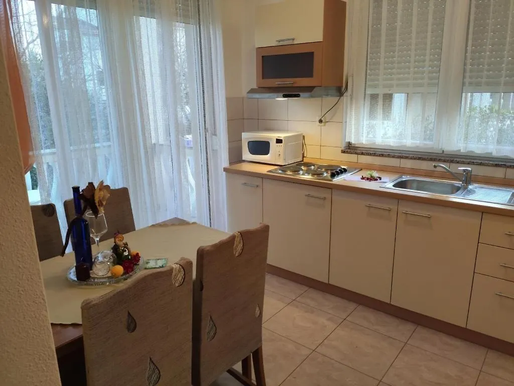 Apartment In Lopar With Terrace, Air Conditioning, Wi-Fi, Washing Machine