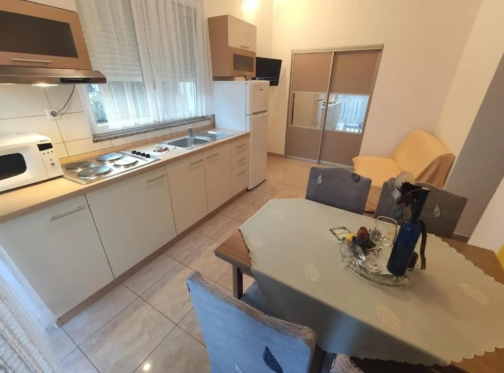 Apartment In Lopar With Terrace, Air Conditioning, Wi-Fi, Washing Machine